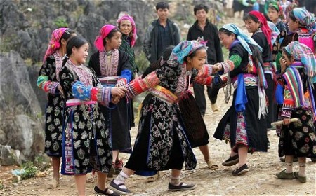 ethnic play games in Vietnam