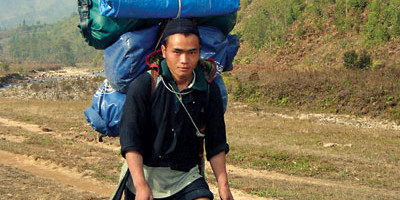 How many porters for the trek to Fansipan