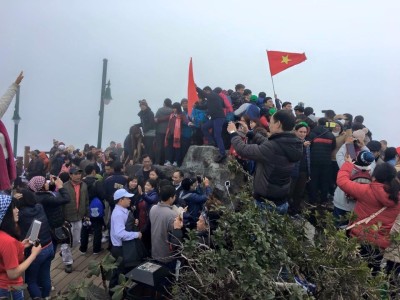 Crowd at the summit